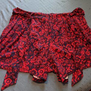 Plus-size shorts, red flowered 1X